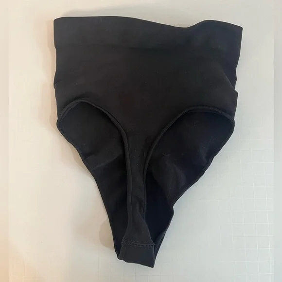 SKIMS NWOT Seamless Shape Thong in Onyx - Picture 6 of 6